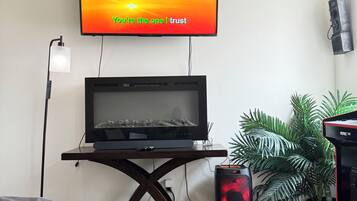 Apartemen Premium | Area keluarga | Televisi LED 55-inci dengan saluran TV digital dan TV