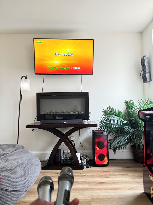 Televisión LED, servicios de streaming, monitor de computadora