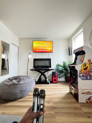 Premium-lejlighed | Opholdsområde | 55-tommers LED-tv med digitale kanaler, tv, streamingtjenester