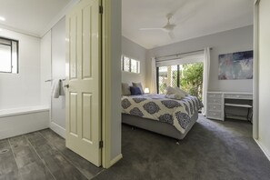 2 habitaciones, tabla de planchar con plancha y cuna de viaje