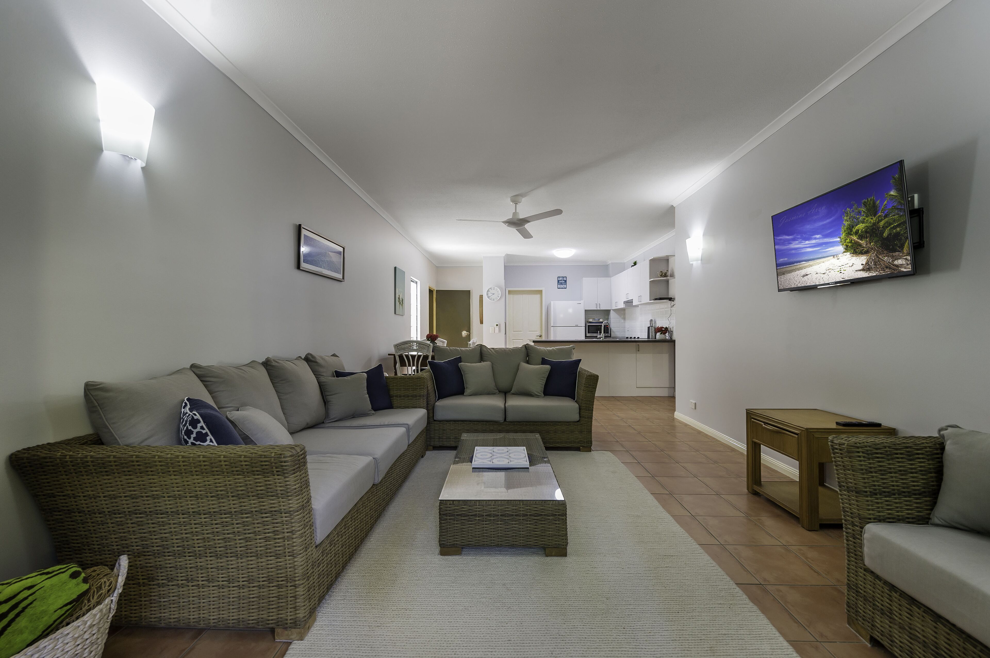 2 BEDROOM APARTMENT WITHIN EASY ACCESS TO BEACH AND MAIN STREET