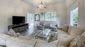 House, Multiple Beds, Private Pool, Pool View | Living room | 40-inch TV with cable channels