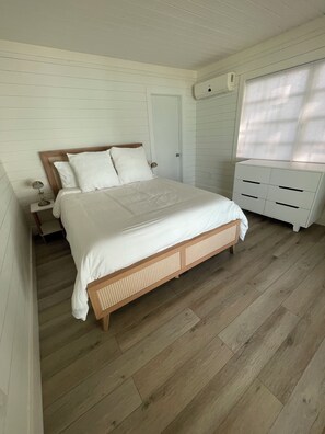 4 bedrooms, travel cot, free WiFi, bed sheets - Beautiful Oceanfront Home in Casuarina Point (Casuarina Point)