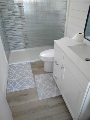 Dusche, Haartrockner, Handtücher, Toilettenpapier