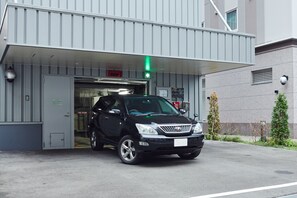 Parking sans voiturier (1650 JPY par jour)