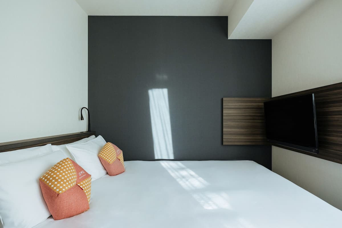 Queen Room, Non Smoking | In-room safe, desk, laptop workspace, blackout drapes