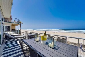 Outdoor dining - 3 Full Floors across 40' of Ocean Frontage *Hot Tub* (San Diego)