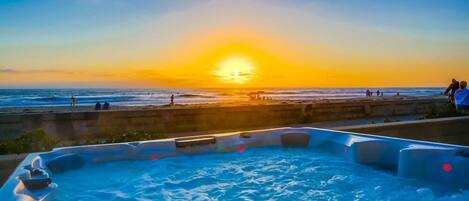 Outdoor spa tub