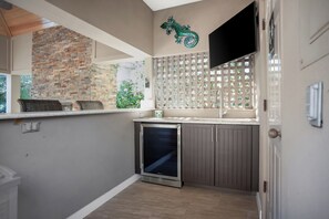 House, Multiple Beds, Kitchen, Pool View (3 Sprunt Pond) | Private kitchen | Fridge, microwave, oven, stovetop - 3 Sprunt Pond at The Sea Pines Resort (Hilton Head Island)