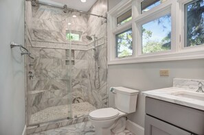 Casa, várias camas, cozinha, vista para a piscina (3 Sprunt Pond) | Banheiro | Toalhas de banho 