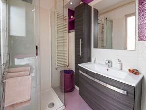 Apartment (Two Bedroom Apartment with Balcony) | Bathroom | Shower, towels - Apartment Point (Pula)