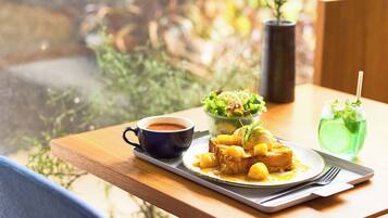 Morgenmad tilberedt efter bestilling hver dag (2100 JPY pr. person)