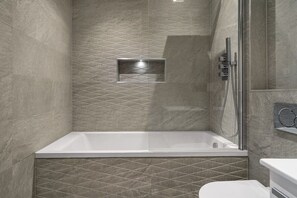 Douche, articles de toilette gratuits, sèche-cheveux