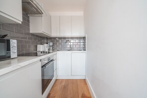 Frigorifero, microonde, forno, piano cottura