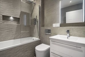Dusche, kostenlose Toilettenartikel, Haartrockner, Handtücher