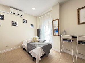1 Schlafzimmer, BĂŒgeleisen/BĂŒgelbrett, kostenloses WLAN, BettwĂ€sche