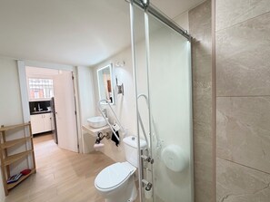 Dusche, Haartrockner, Handtücher, Seife