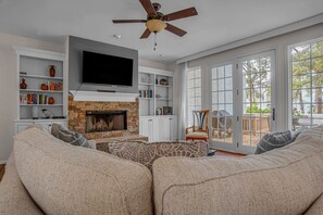 Casa, varias camas, balcón, vista al jardín (4 Mizzenmast Court) | Área de sala de estar | Televisión de 40 pulgadas con canales por cable 