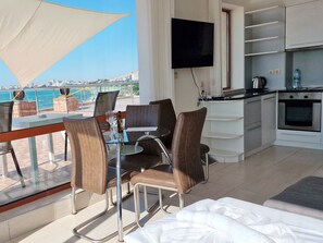 Panoramic Apartment | Ruang tamu | 45 inci televisyen LED dengan kabel, TV, pencetak