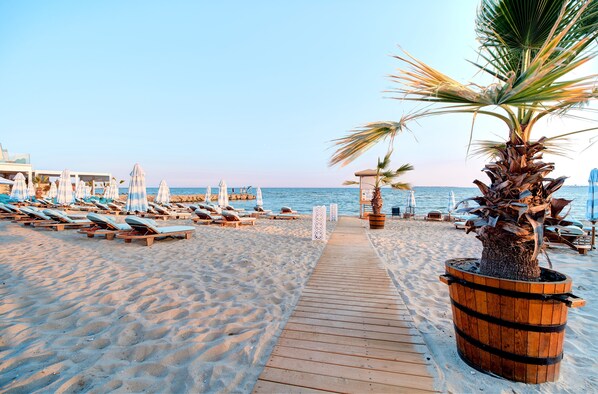 Plage, cabines (en supplément), chaises longues, parasols