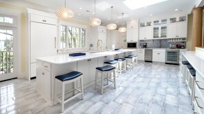 Casa, várias camas, cozinha, vista para o oceano (5 Black Duck) | Cozinha privada | Geladeira, micro-ondas, fogão, cooktop