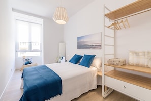 3 bedrooms, iron/ironing board, free internet, bed sheets
