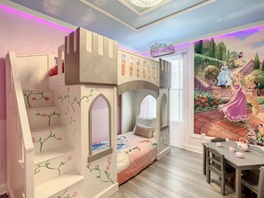 6 camere, una scrivania, ferro/asse da stiro, culla da viaggio