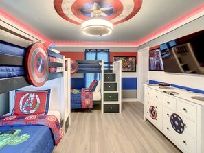 6 Schlafzimmer, Schreibtisch, Bügeleisen/Bügelbrett, Reisekinderbett