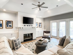 Casa, letti multipli, cucina, vista giardino (6 Painted Bunting) | Area soggiorno | TV 40 pollici con canali digitali