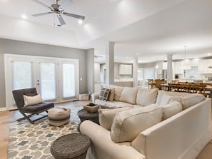 Casa, letti multipli, cucina, vista giardino (6 Painted Bunting) | Area soggiorno | TV 40 pollici con canali digitali