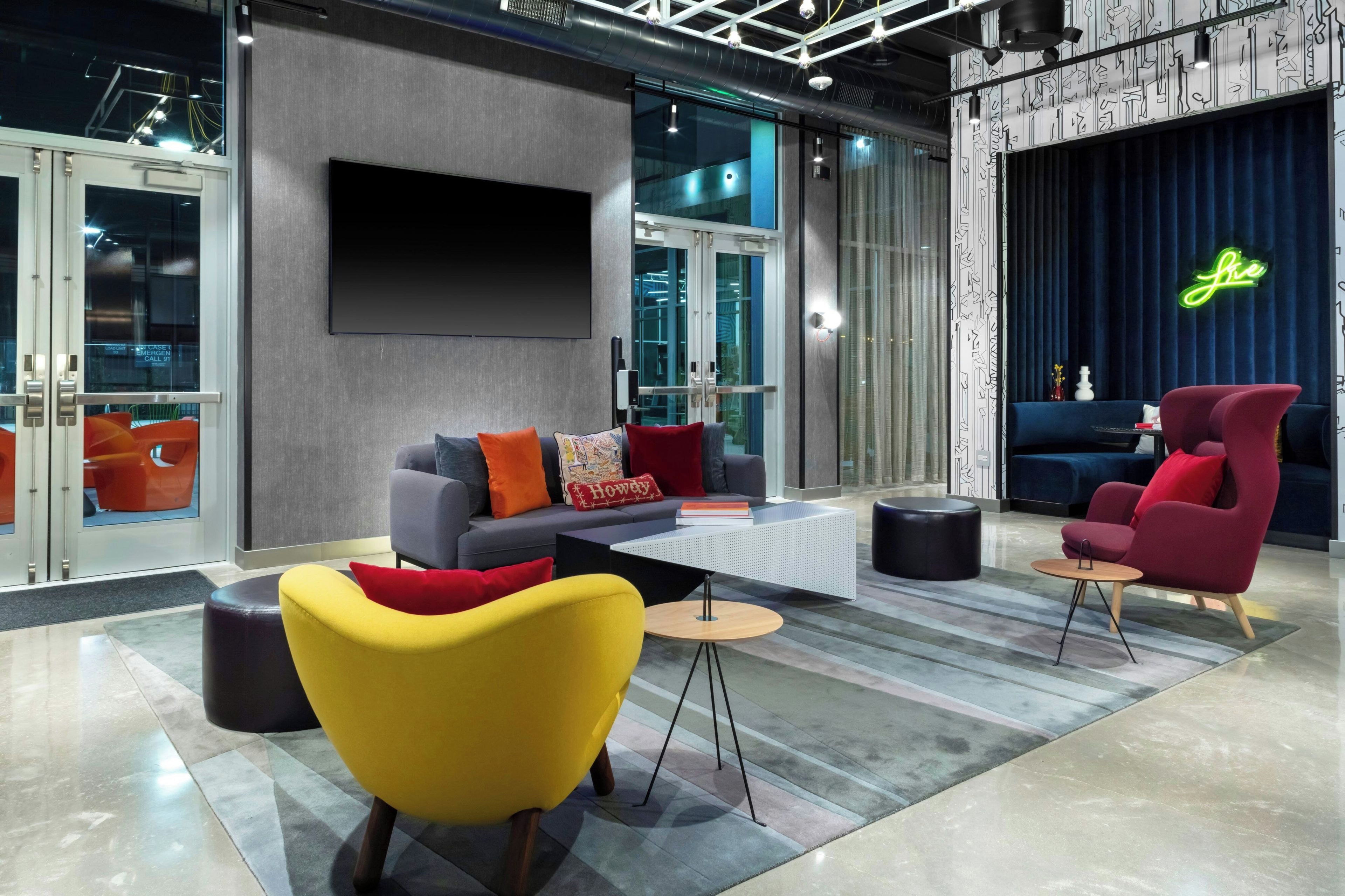 Un espace détente moderne comprenant un canapé, des fauteuils et une table basse.