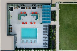 Outdoor pool - Aloft Dallas Arlington South (Arlington)