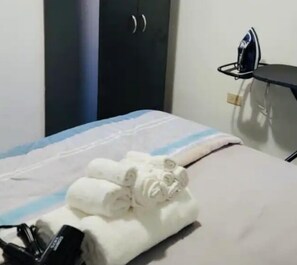 2 chambres, bureau, fer et planche Ă repasser, accĂšs au Wi-Fi (inclus)
