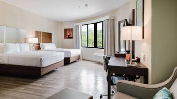 Suite, varias camas | Ropa de cama de alta calidad y escritorio