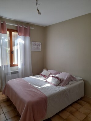 2 bedrooms, iron/ironing board, travel cot, free WiFi