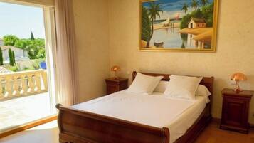 4 chambres, bureau, fer et planche Ă repasser, lit parapluie