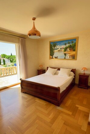 4 chambres, bureau, fer et planche à repasser, lit parapluie