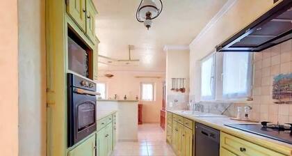 Beautiful spacious house, comfortable, quiet. while being close to shops