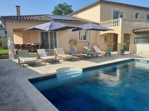 Outdoor pool - Beautiful spacious house, comfortable, quiet. while being close to shops (Mollégès)