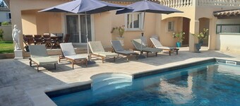 Beautiful spacious house, comfortable, quiet. while being close to shops