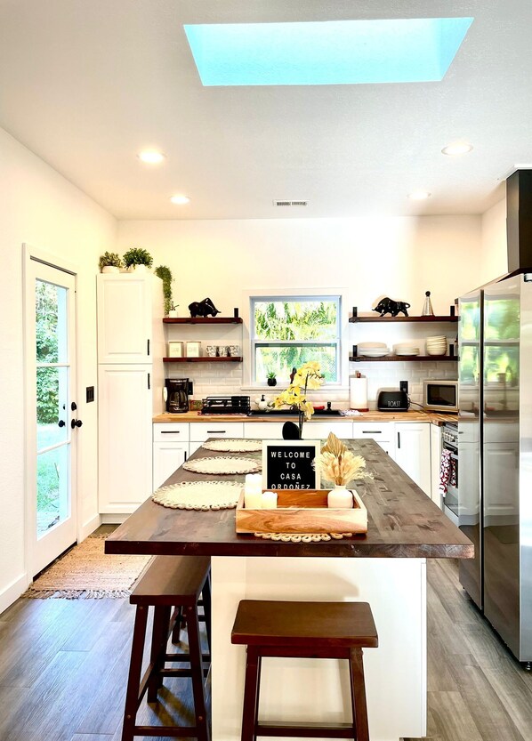 Fridge, microwave, oven, stovetop - Stylish Boutique Guest house in Winter Park (Winter Park)