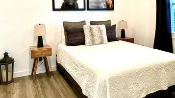 2 quartos, escrivaninha, ferros/tábuas de passar roupa