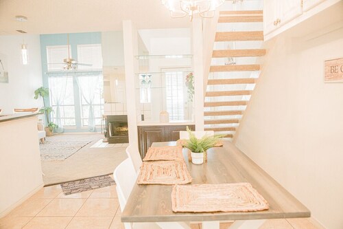 2 bd /1 b condo &fireplace. 10 min to DFW airport