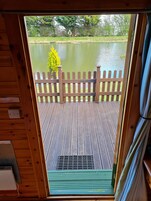 Chalet clásico, vistas al lago (Swallow - Glamping Pod ) | Interior