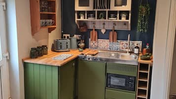 Apartment, Private Bathroom, Garden View (The Annexe) | Private kitchen