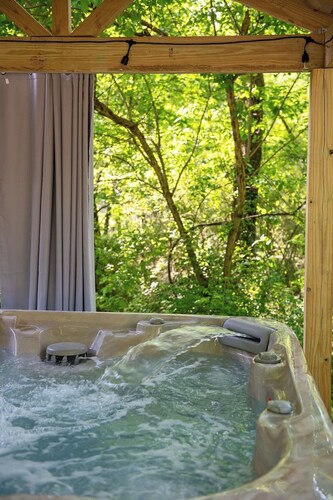 Luke bunk tiny cabin, hot tub, mountain & cityside