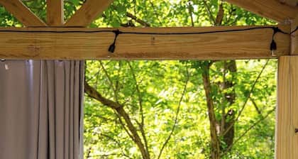 Luke bunk tiny cabin, hot tub, mountain & cityside