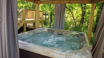 Outdoor spa tub