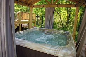 Outdoor spa tub
