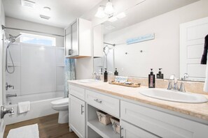 Combined shower/bathtub, hair dryer, towels - Your Perfect Pet-Friendly Getaway: Heated Pool, Beach Access, and Town Nearby (Port Aransas)